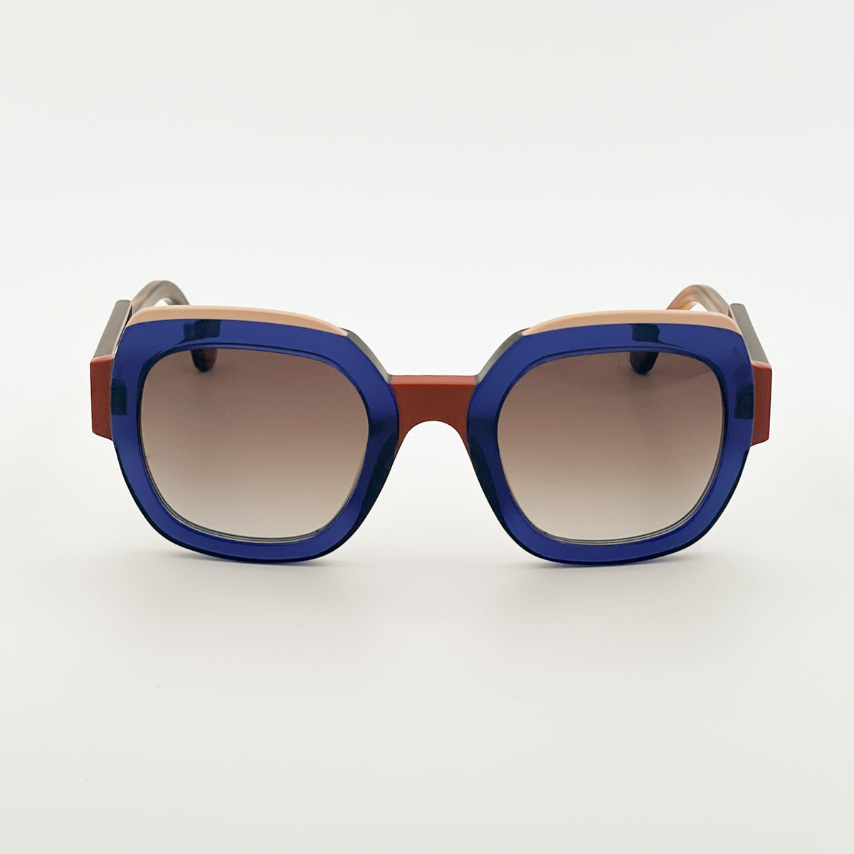 occhiali da sole da donna Face à Face Frost 2 design francese, realizzati a mano in Italia con materiali di altissima qualità. La montatura oversize in acetato multistrato unisce tonalità di blu intenso, rosa e havana caldo