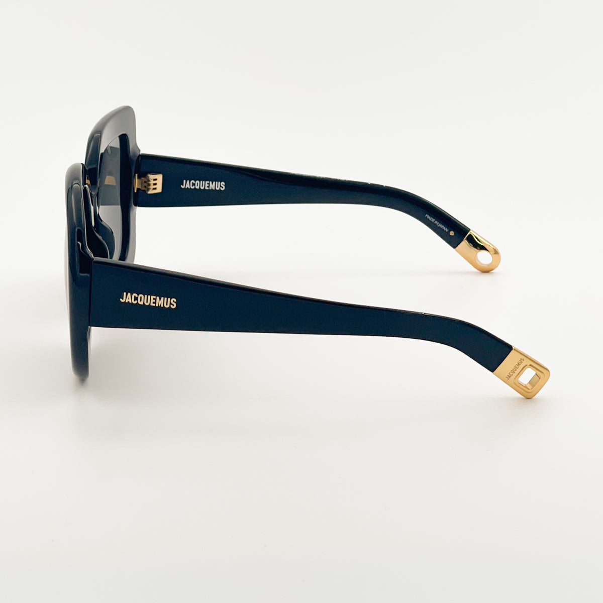 occhiali_da_sole_da_donna_Jacquemus_Carr_Rond_oversize_acetato_nero_lucido_lenti_grigio_fumo_protezione_UV_100