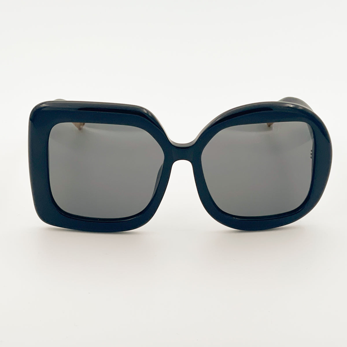 Gli occhiali da sole da donna Jacquemus Carré Rond oversize in acetato nero lucido
lenti grigio fumo con protezione UV 100%