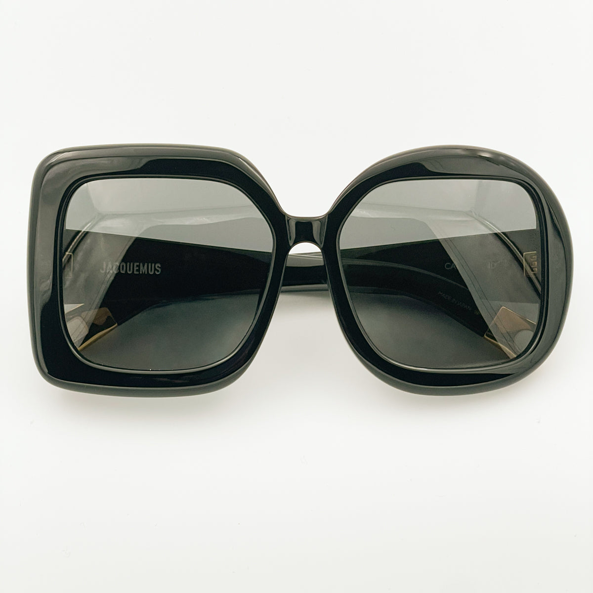 occhiali da sole da donna Jacquemus Carré Rond oversize in acetato nero lucido
lenti grigio fumo con protezione UV 100%